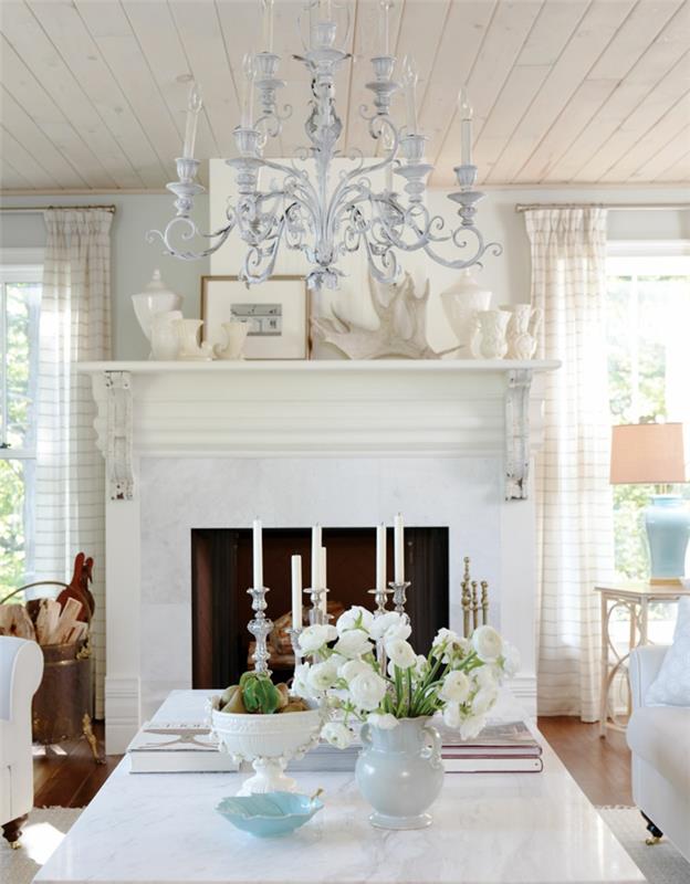 podeželska dekoracija v bolšjem slogu, dnevna soba, pravokotna miza, ognjišče, bela lestenska stropna svetilka, srebrni svečniki