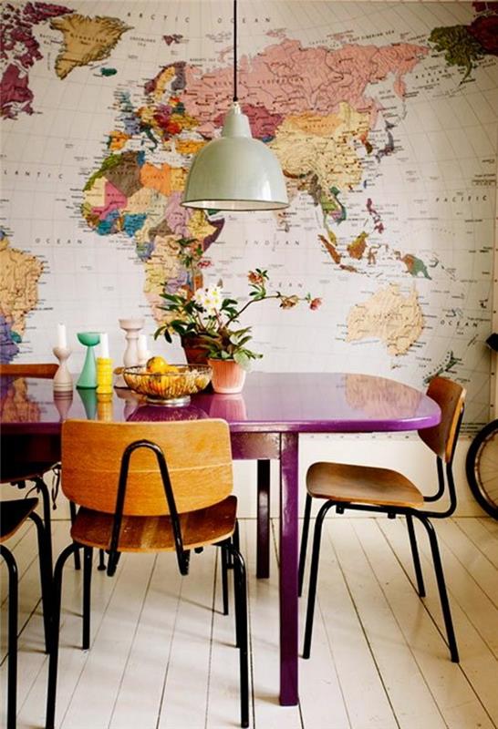 valgomojo dekoras, alyvinis valgomojo stalas, medinės ir metalinės kėdės, geografinio žemėlapio tapetai, medinės lentos