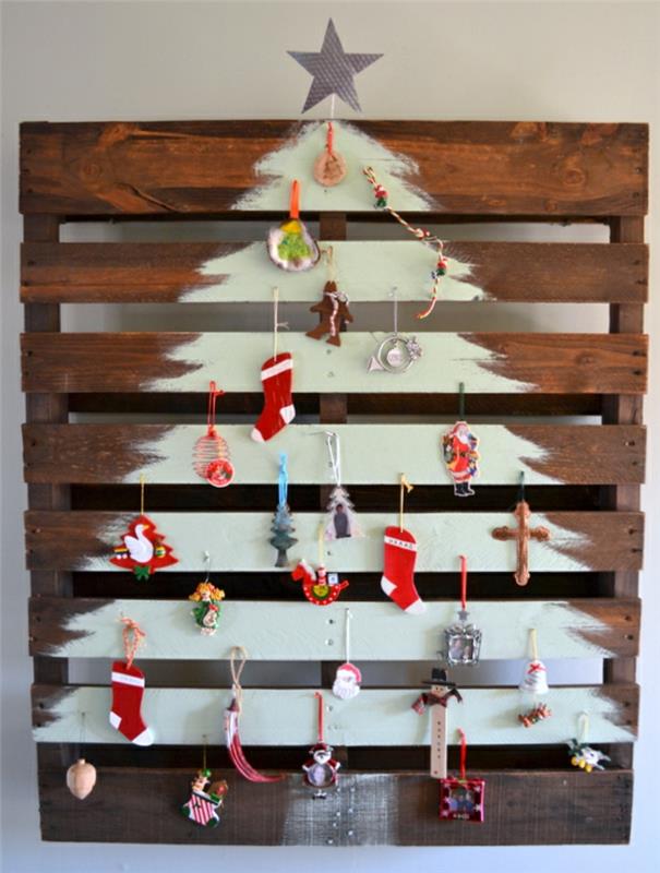 didelis medinis padėklas su balta egle, kojinės, žvaigždė, Kalėdų Senelis, kryžius, imbieras