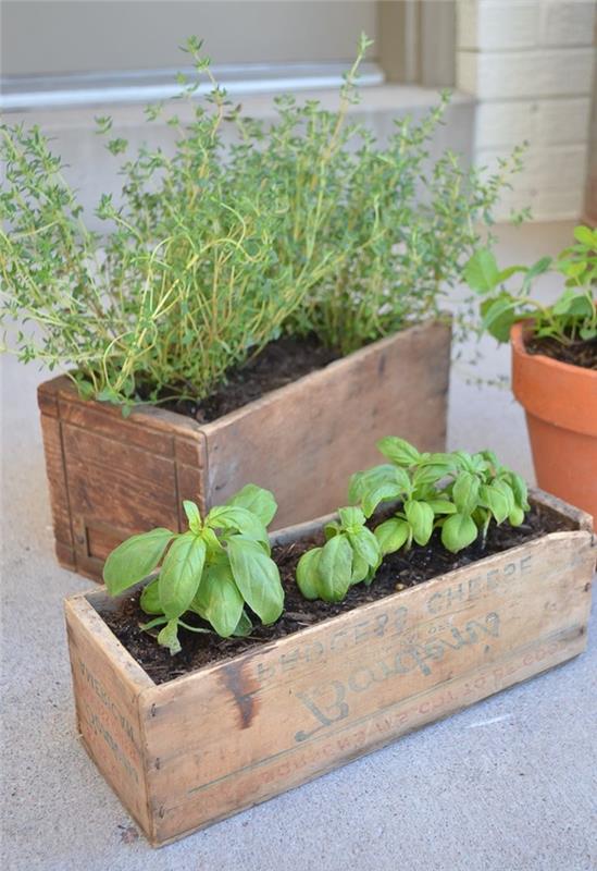 okras majhnega balkona z DIY predmeti DIY z recikliranimi materiali DIY jardiniere balkon v hiši z zelišči iz lesenih desk