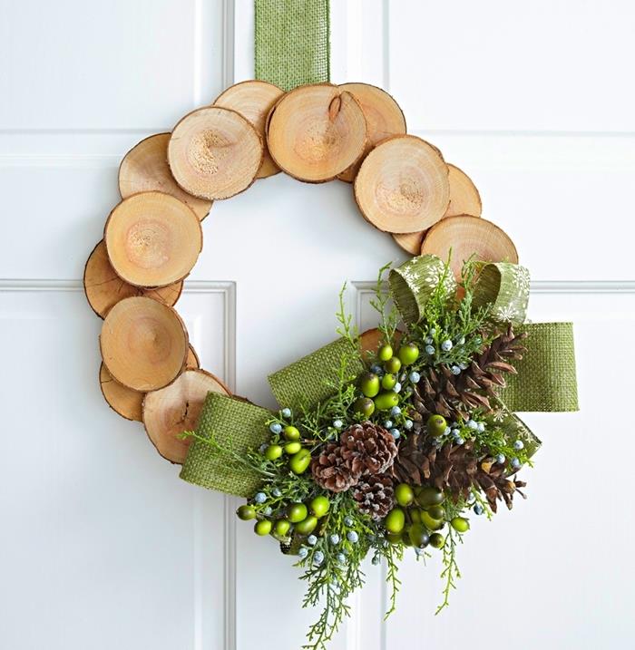 diy giriş kapısı deco noel çelengi ahşap pullar yeşil dallar noel dekorasyonu ev yapımı çam kozalakları