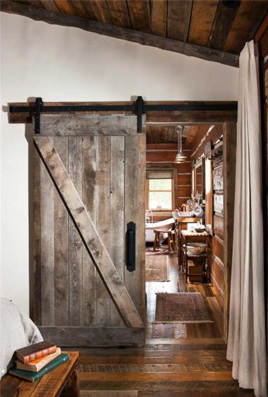 kaimiškas-deko-senas-medinės durys-su slankiojančiu mechanizmu