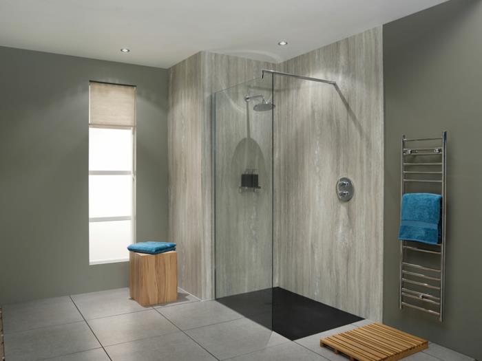 elegantiškas interjeras, dušo kabina, maža medinė kėdė, rankšluosčių laikiklis