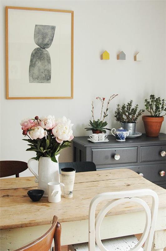 Dekoratyvinė svetainė su gėlėmis