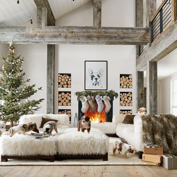 oturma odası dekoru, yanan şömine, Noel ağacı, ahşap kirişli tavan, Noel çelengi, beyaz duvarlar