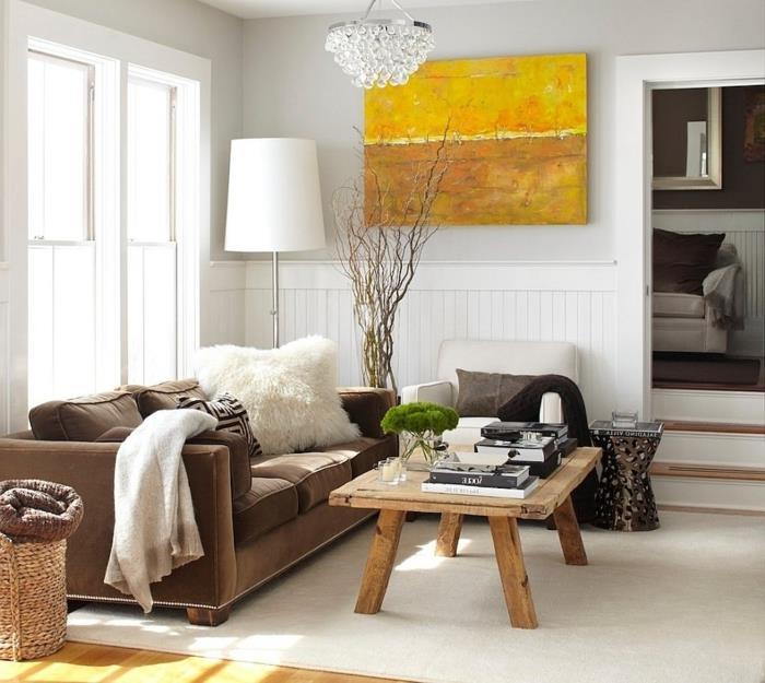 oturma odası düzeni, sarı boya, kristal avize, beyaz halı, kahverengi kanepe