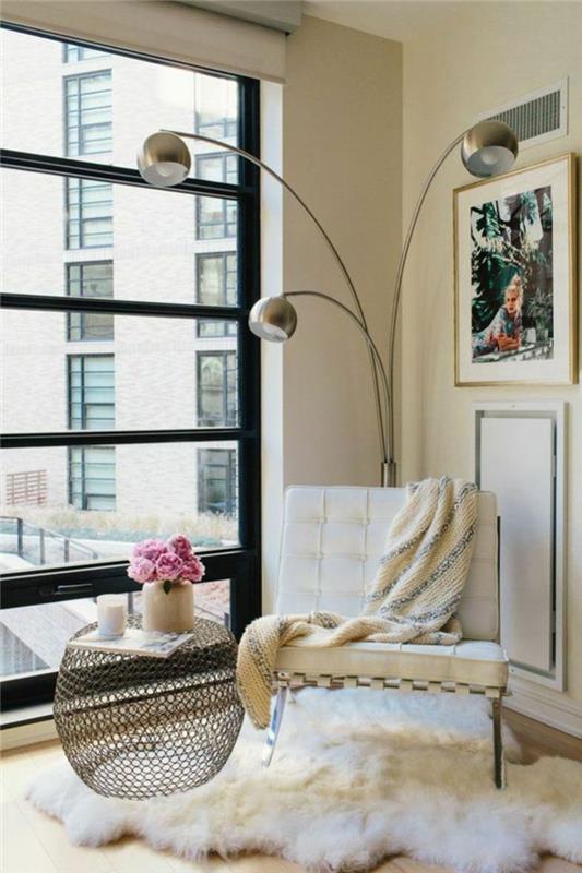koza oturma odası dekor fikri, suni kürk halı, büyük pencere, beyaz sandalye