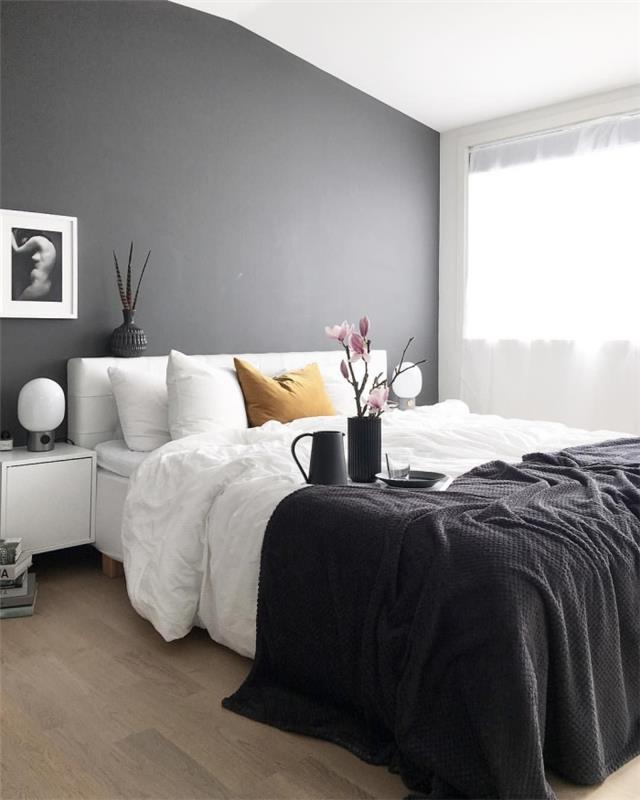 dekor v podstrešju laminat, katerega steno je treba pobarvati v temno, da poveča belo in sivo spalnico