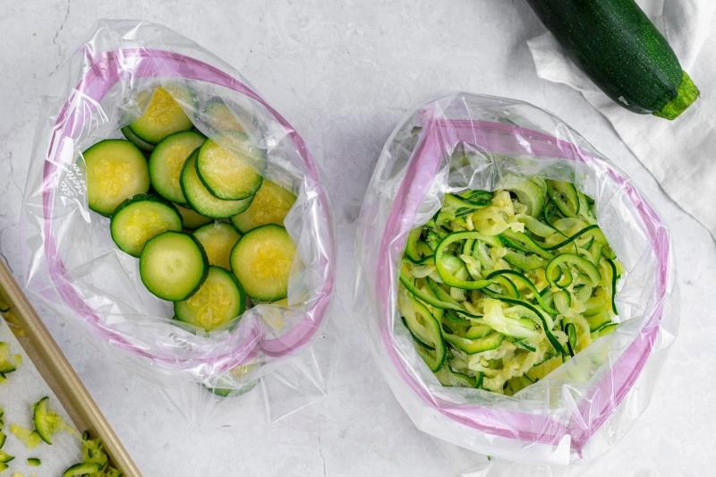 atitirpinti cukinijos cukinijos plastikinis maišelis greitas metodas daržovių atšildymas