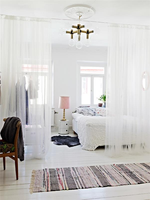 vsa bela spalnica, ideja za dekoracijo spalnice, leseni stol, roza svetilka, bele zavese