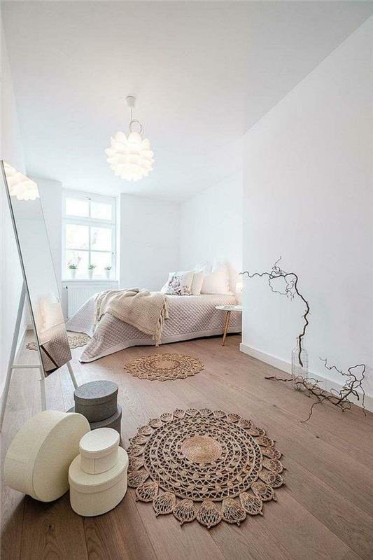 küçük boho halı, ahşap kalas zemin, beyaz duvarlar, çok çıtalı tavan lambası, bağımsız ayna