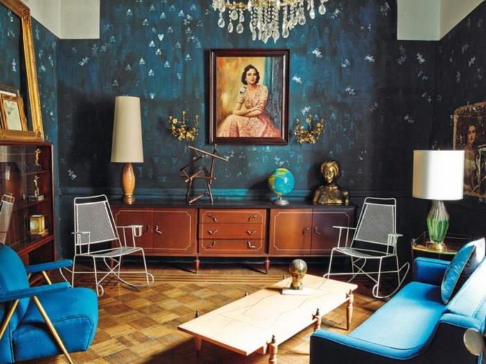 maža meninė svetainė, amžiaus vidurio stiliaus mėlyna sofa ir fotelis, žemas indauja, senovinės grindų lempos, lubų lempa