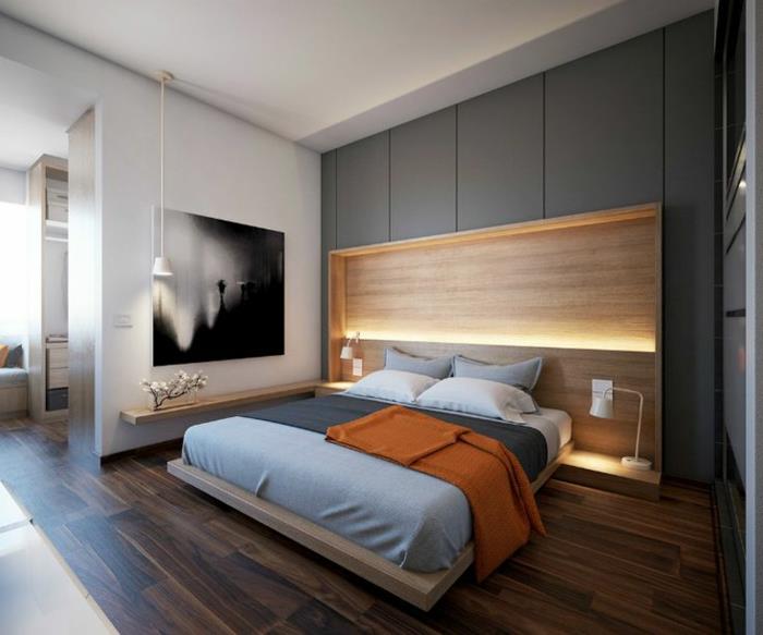 postelja na ploščadi z lesenim vzglavjem, lesena tla, siva stenska plošča