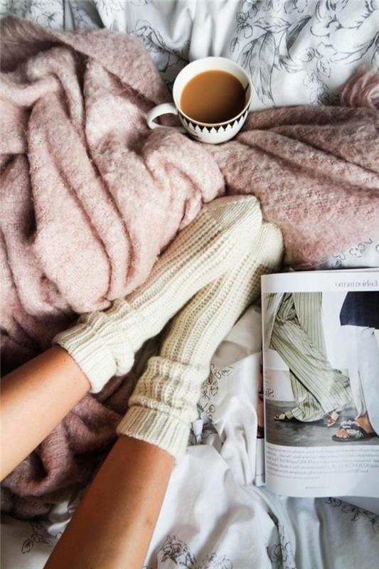 romantik rahat dekor, yumuşak pembe ekose, beyaz çorap, kahve, koza yatak