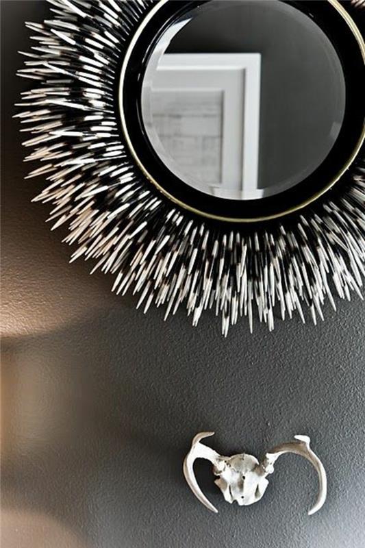 Afriško-dekorativni-ogledalo-belo-črno-dekorativni-rogovi