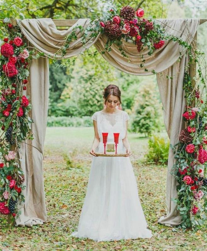 elegantiškos ir prašmatnios vestuvių arkos puošybos užuolaidos ir gėlių puokštės