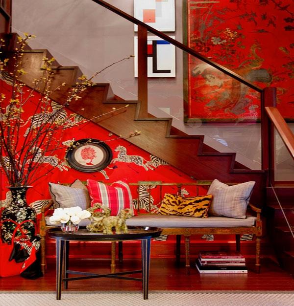 Azijske dekoracije-rdeče-stene-in-simbolični modeli