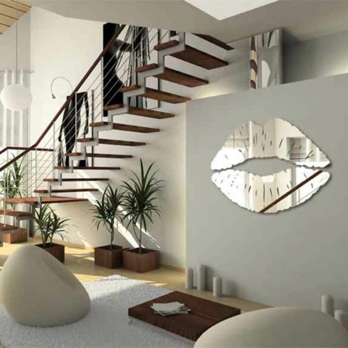 apdaila-su-veidrodžiu-lūpų formoje-žali augalai-moderniame-gyvenamajame kambaryje-interjero laiptai