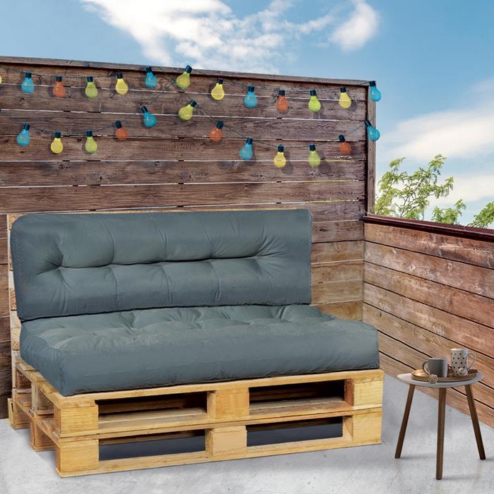 dekorasyon balkon teras ahşap çit ışık çelenk çok minderler kanepe paletler koltuk ve sırtlık antrasit gri diy bahçe mobilyaları