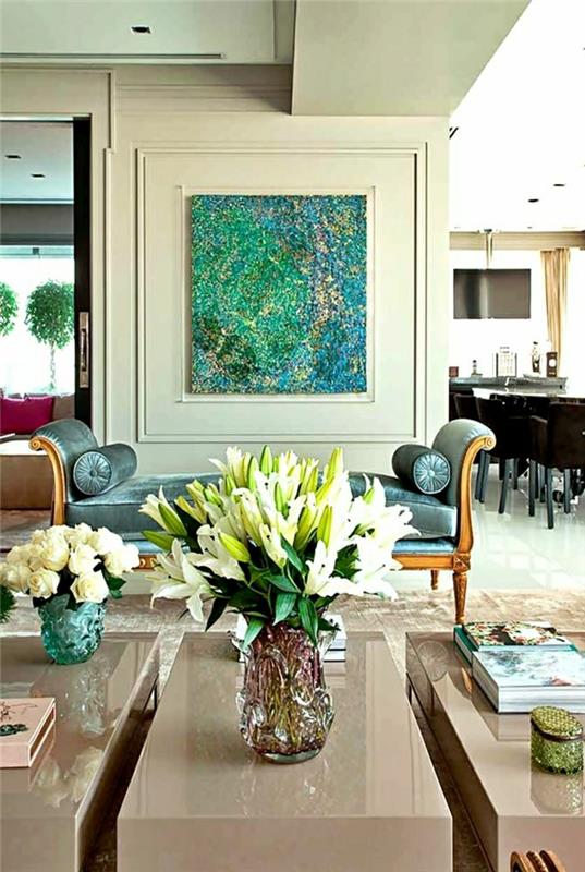 dekoracija-nebo-modra-cvet-dnevna soba-mizica-bež-stena-dekoracija-kavč-kraljevsko-modra