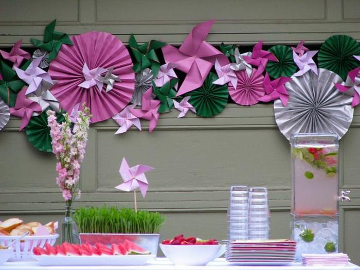 lepa stenska dekoracija iz papirja, praznični papirnati venček, papirnata vetrnica v obliki rožnatega okna