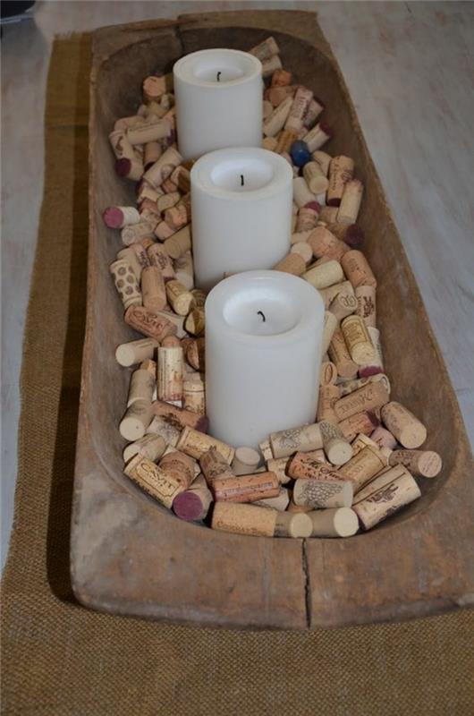 lesena miza-sredina-dekoracija-bele sveče-zamaški-idee-pluta-pluta