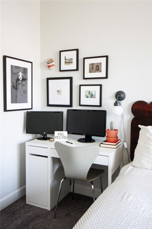 beyaz ve siyah bir yatak odasında ev ofis düzeni, beyaz masalı bir ev ofis örneği