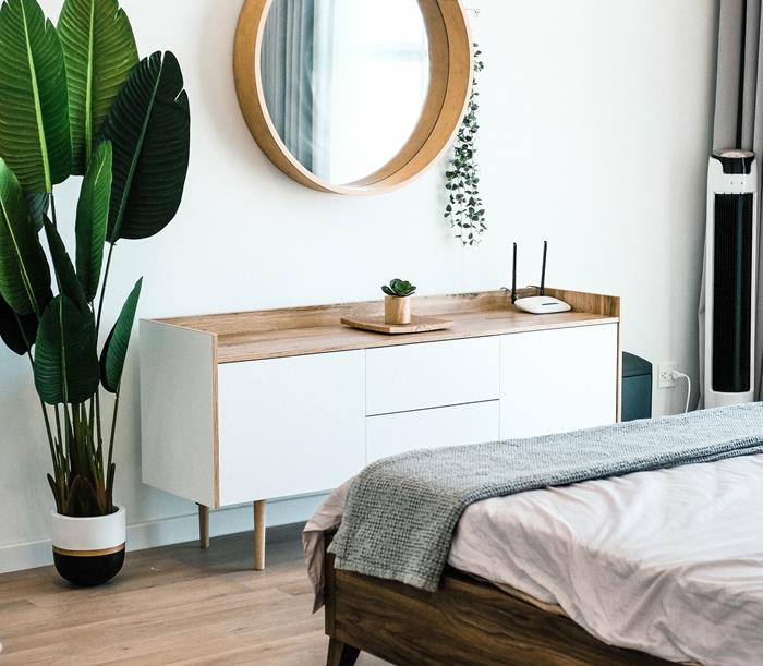 minimalist boho yatak odası dekorasyonu yeşil bitki iç yuvarlak ayna ahşap döşeme parke özü ahşap