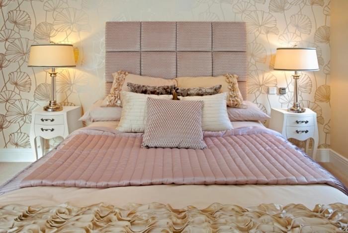 du šviestuvai, lova su uosio rožių spalvos patalyne, minkšti balti tapetai, flirtuojantis moteriškas miegamasis