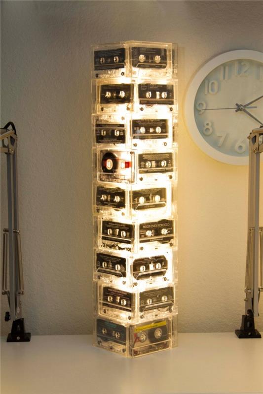 ideja ustvarjalnih hobijev za odrasle z recikliranimi materiali, primer, kako narediti originalno svetilko z zvočnimi kasetami