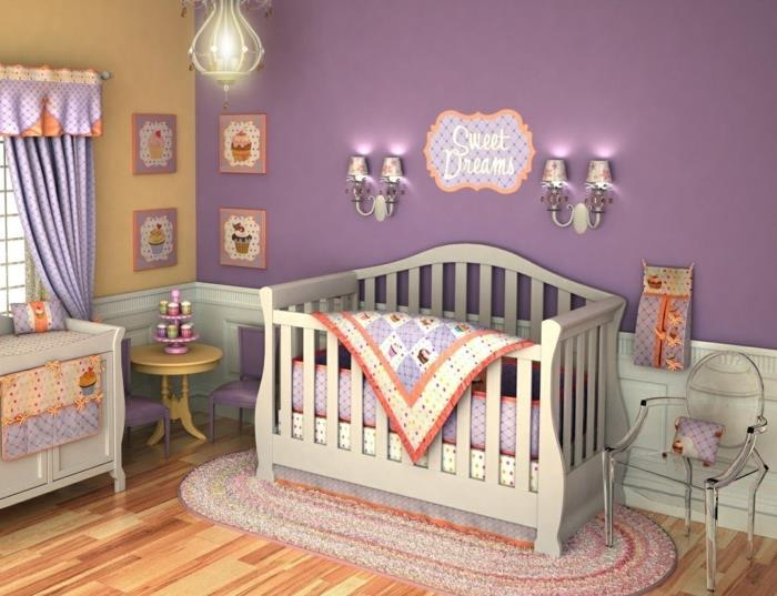 senovinis kūdikių kambario dekoras, barokiniai sieniniai šviestuvai, akrilo kėdė, medinės grindys