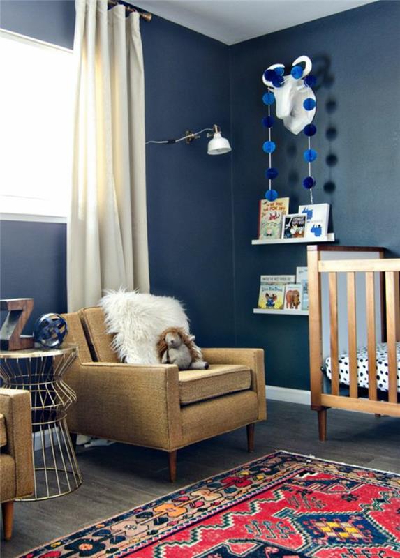 erkek bebek odası beyaz raflı turkuaz mavi duvarlar ve beyaz perdeli beyaz duvar dekoru