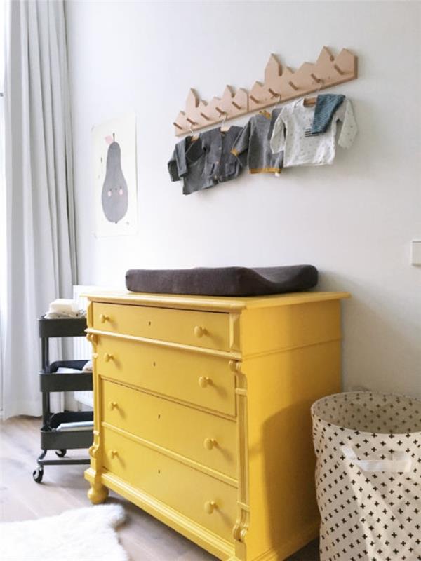 sarı hardal boyası kullanarak eski bir mobilya parçası nasıl yenilenir, eski bebek odası şifonyer