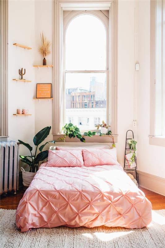 rožinės spalvos miltelių lovos apdaila, mažos sienų lentynos, mažos dekoratyvinės kopėčios, gražus langas, mažas miegamasis su romantišku dekoru