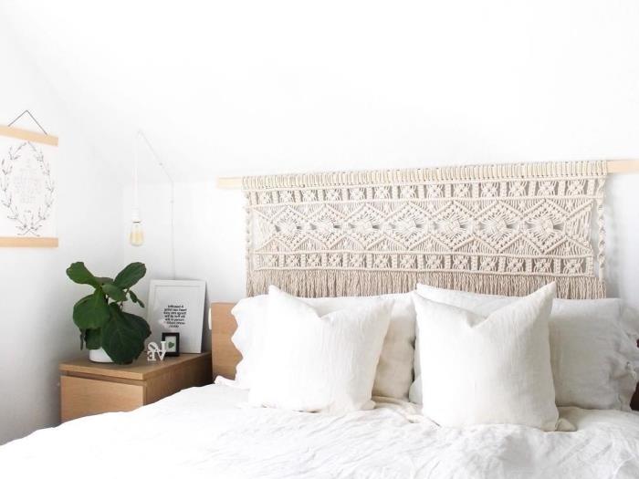 açık ahşap mobilya ile modern boho yatak odası dekoru ev yapımı başlık bej makrome ip yeşil bitki yatak odası