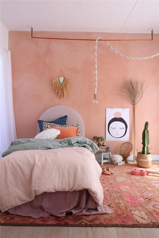 modernus „boho“ miegamojo dekoras madingi sienų dažai rožinis atspalvis „macrame“ pakabinamas „pasidaryk pats“ idėja, kaip derinti terakotos spalvą