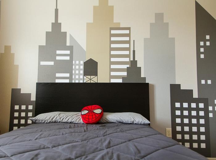 blazina v obliki maske spiderman, oblikovanje sten nebotičnika, velika zakonska postelja v sivo -beli spalnici