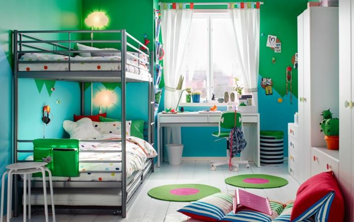 berniuko kambarys žalia ir mėlyna spalvomis, dviaukštės lovos, baltas vaikų stalas, originalus vaikų kambario paveikslas