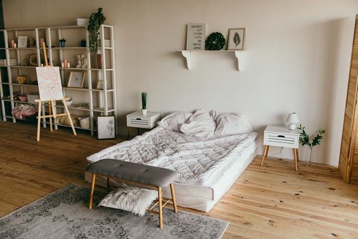 minimalistična bela in lesena dekoracija spalnice garsonjera menjava sandinave posteljne vzmetnice