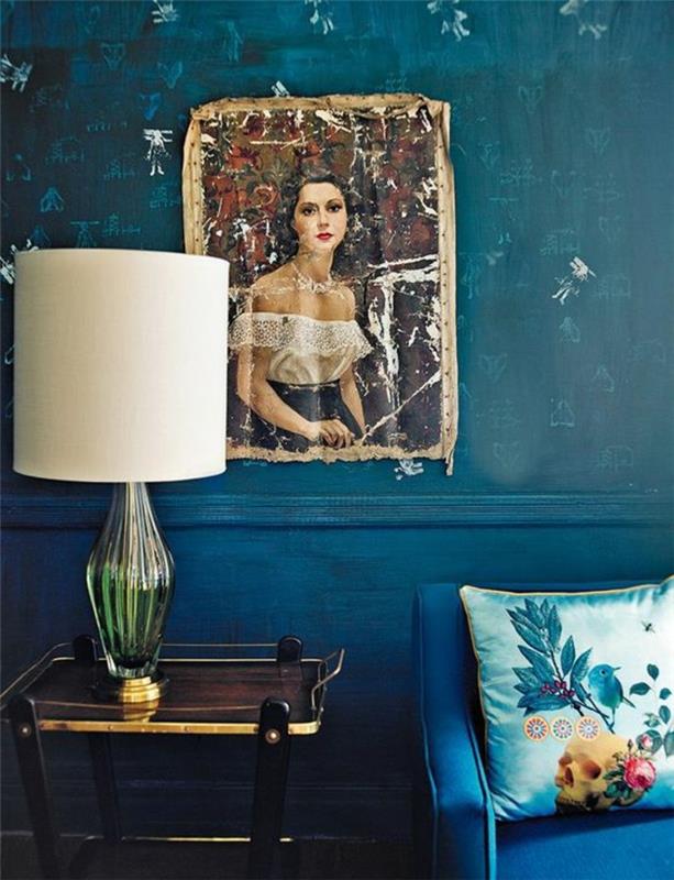 anties mėlynas miegamojo dekoras, gražios moters portretas, abažūrė, dekoratyvinė pagalvė