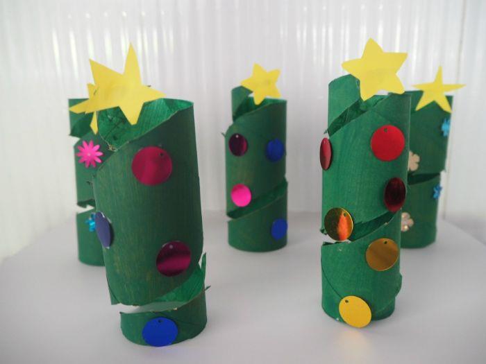 Kalėdų puošmena, pagaminta iš eglutės popieriaus žaliame tualetinio popieriaus ritinyje su blizgučiais ir žvaigždės puošmena ant eglutės