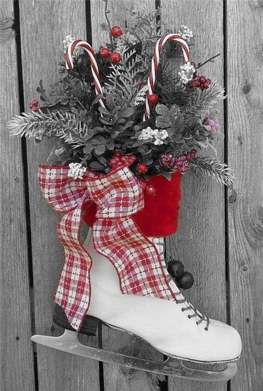 Kalėdinė rankinė veikla su čiuožykla čiuožykla, užpildyta eglių ir kitų medžių šakomis bei lapais ir cukranendrėmis