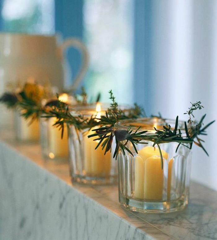 Kalėdinės dekoracijos, kurias galite pasidaryti patys, permatomos stiklinės žvakidės su didelėmis baltomis žvakėmis, Kalėdų puošmena arba prie lango krašto