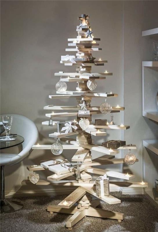 Açık aralıkta sofistike dekoratif nesnelerle birbirine çivilenmiş palet parçalarından yapılmış yapay Noel ağacı