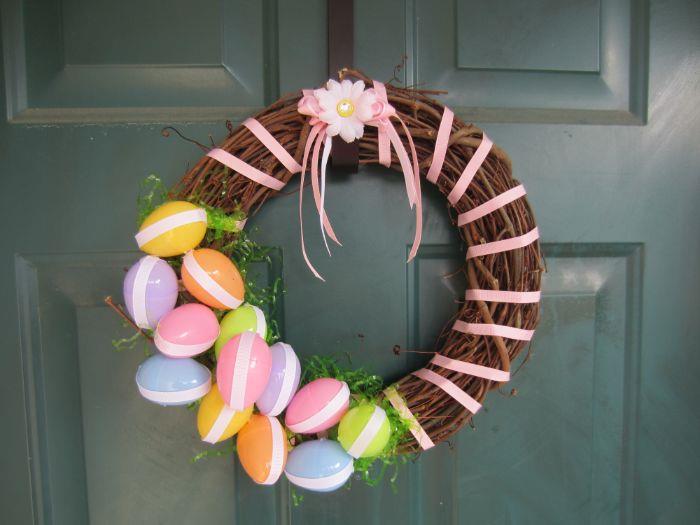 Dekoratif ruba gül plastik yumurta yapay çiçek ile dallardan çelenk yapmak için Paskalya dekorasyonu