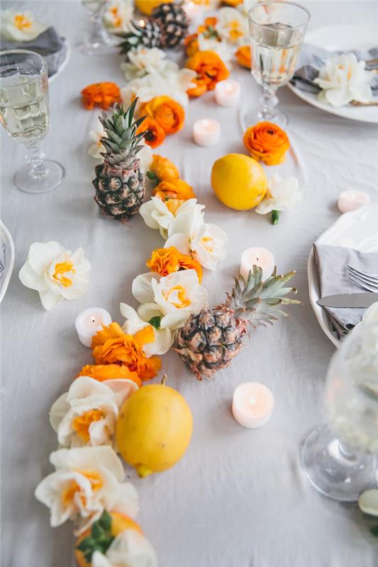 vakarėlio stalo apdaila, oranžinės ir baltos gėlės, šviesiai pilka staltiesė, pilkos servetėlės