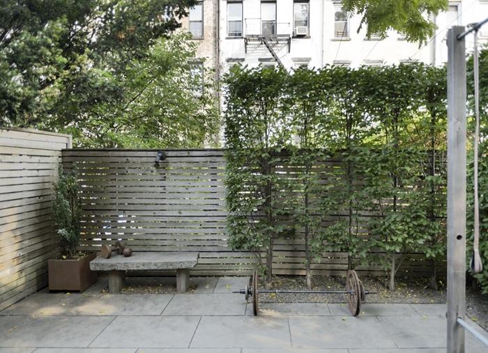 ideja o zunanji dekoraciji namestitev ograje vetrič pogled v lesu z plezalkami zasebnost skriva nasproti vrta