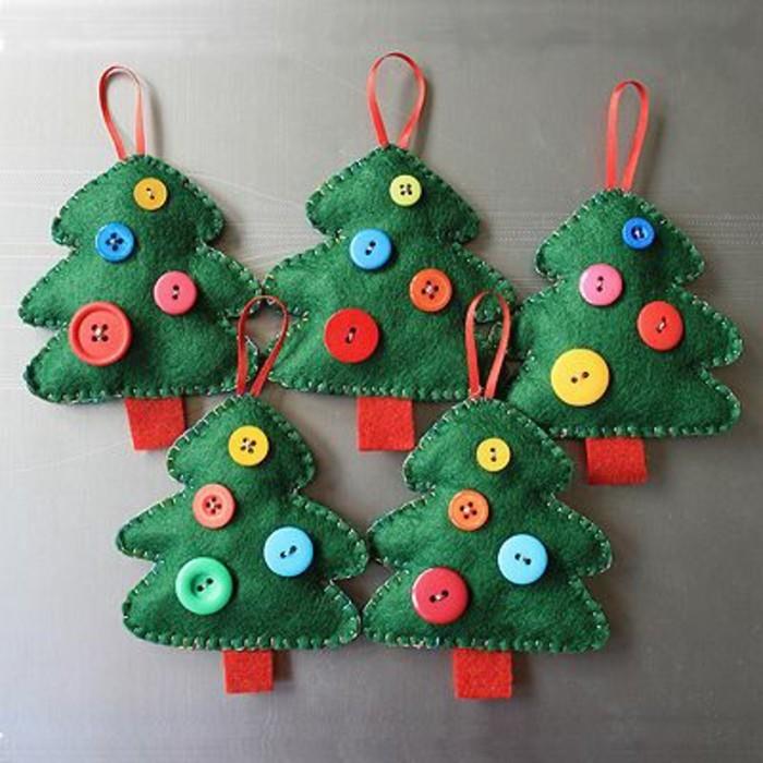 dekorasyon-son derece-yaratıcı-küçük-Yılbaşı-ağaçları-keçe-oyuncaklar-düğmelerle-dekore edilmiş-Noel-dekorasyon-yapmak