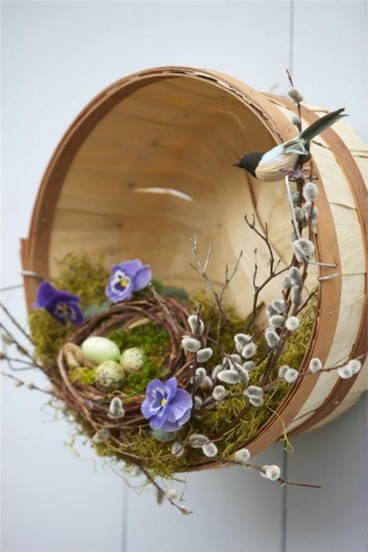 gėlių dekoravimas-chrmante-kiaušiniai-ir-mažas-paukštis-ešerys-ant krepšelio