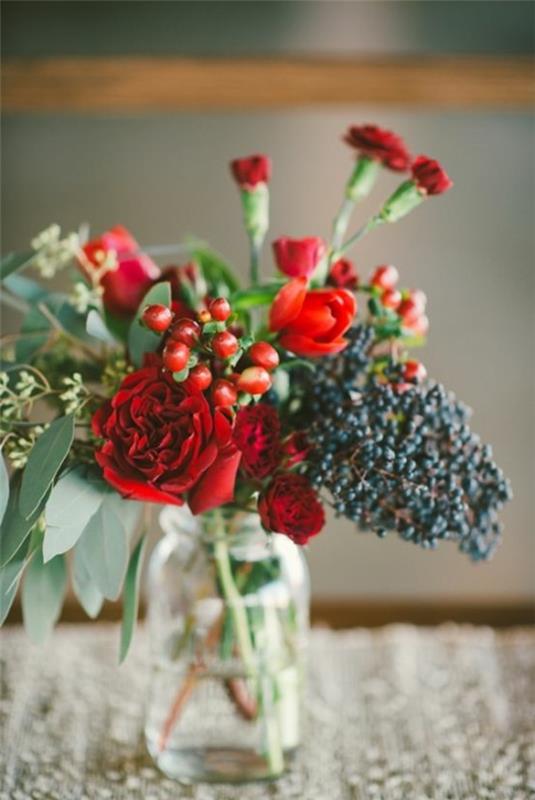 cvetlični okras za mizo v rdeči barvi